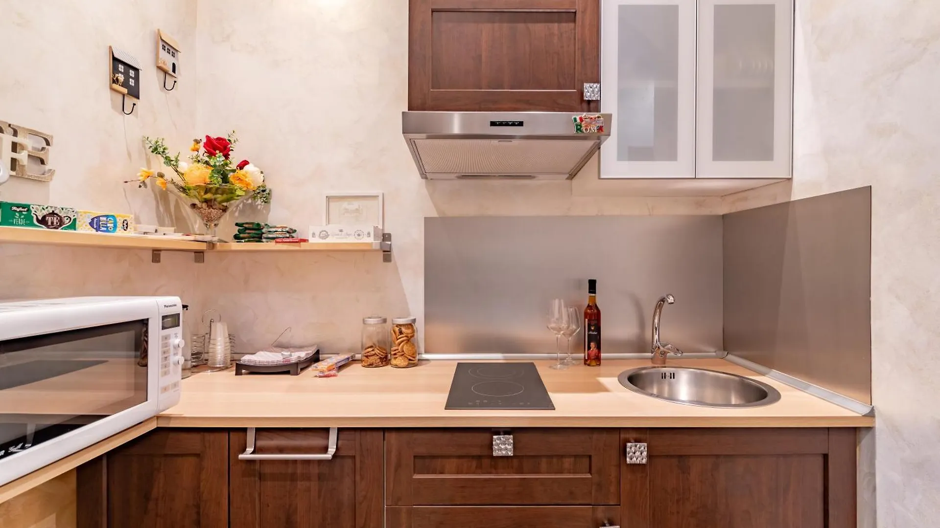 Alis Laura Guest House - 150M From Piazza Bologna Metro And 10 Minutes From The Colosseum Italien