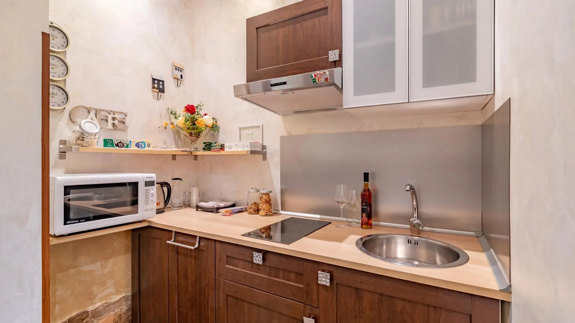Alis Laura Guest House - 150M From Piazza Bologna Metro And 10 Minutes From The Colosseum 0*, Rom Italien