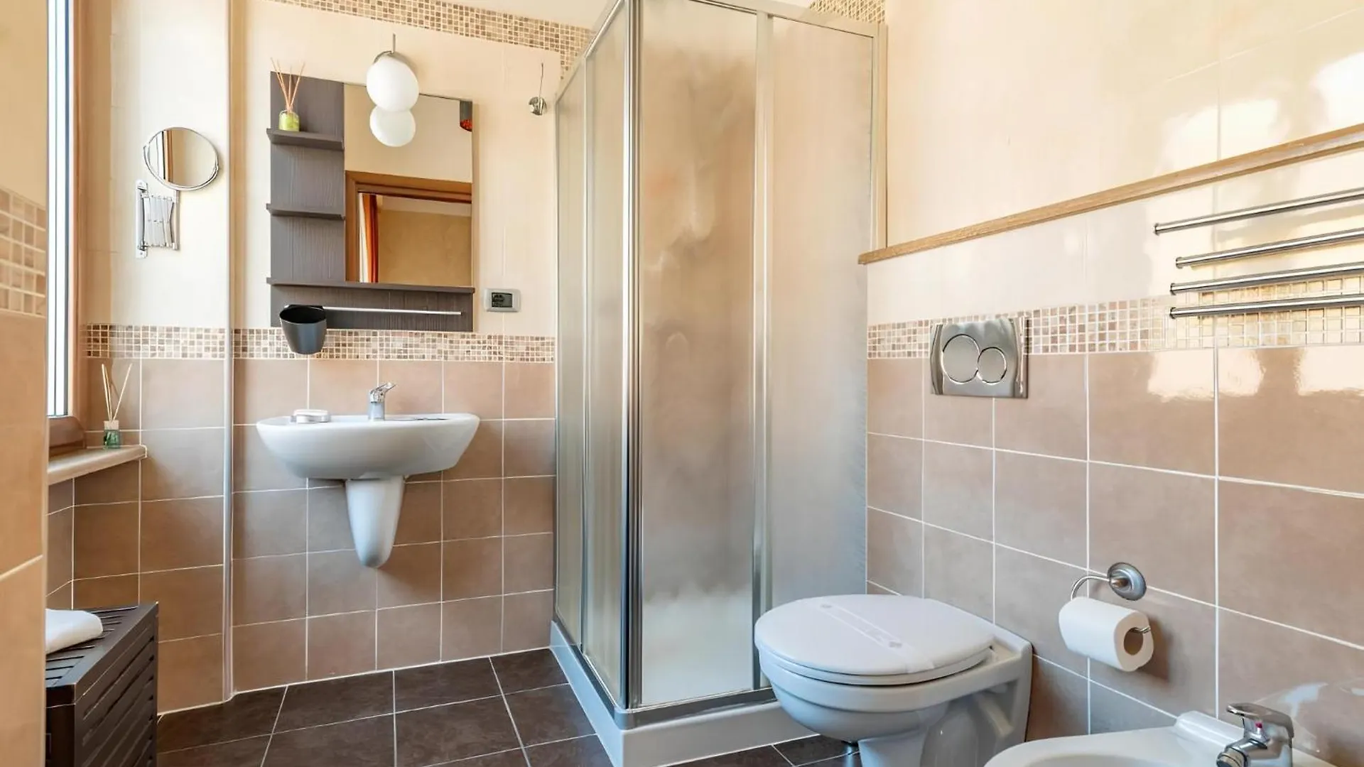 Alis Laura Guest House - 150M From Piazza Bologna Metro And 10 Minutes From The Colosseum Włochy